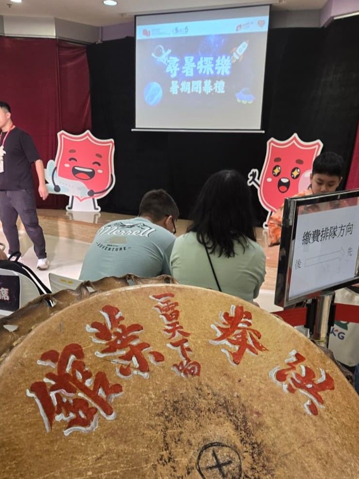 葉偉賢師傅的功夫之路,是從家中開始的。他的父親是一位武術師傅,家裡就是武館,功夫自然成為生活的一部分。從小耳濡目染,他六歲開始正式學習,一練就是幾十年。對他來說,功夫不只是拳腳功夫,更是一種文化的承傳與人生的修煉。