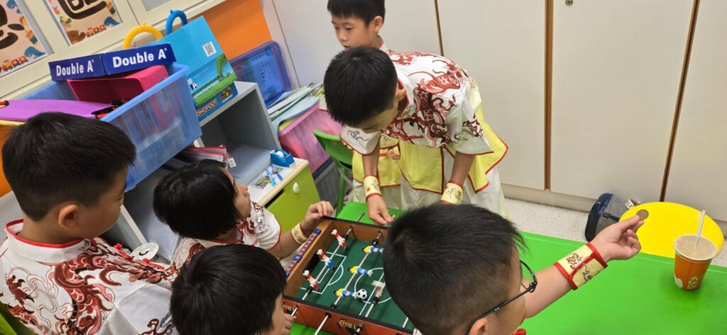 在香港這座快節奏的城市裡,有一位武術師傅默默堅守著一門傳統、一道信念、一份初心。他是洪拳師傅葉偉賢,一位對中國功夫有深刻體會並身體力行的實踐者與傳承者。他不單是一位老師,更是一位不斷學習的學生;他的教學路上,不只是拳腳交鋒,更是思辨與反思的交集。