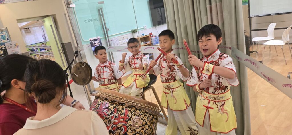 在香港這座快節奏的城市裡,有一位武術師傅默默堅守著一門傳統、一道信念、一份初心。他是洪拳師傅葉偉賢,一位對中國功夫有深刻體會並身體力行的實踐者與傳承者。他不單是一位老師,更是一位不斷學習的學生;他的教學路上,不只是拳腳交鋒,更是思辨與反思的交集。