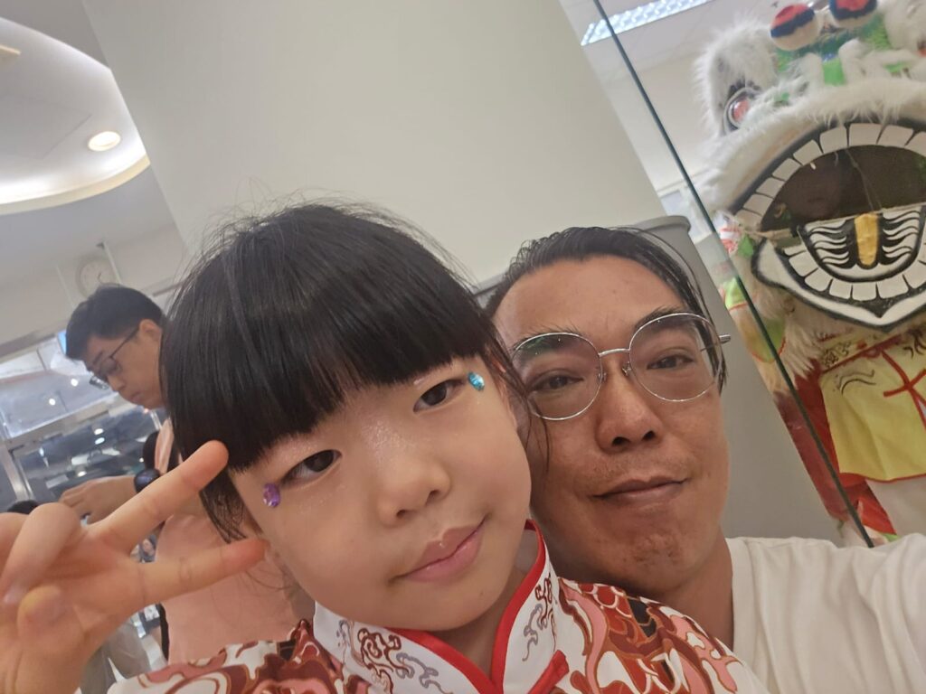 葉偉賢表面上，他是一位洪拳師傅，但真正與他交談後，你會發現，他的世界遠遠不止於拳腳之間。「我很喜歡自由。」他笑著說，語氣中帶著一種難以言喻的灑脫。他說他不喜歡吵雜，不喜歡被束縛的感覺，更不喜歡無謂的喧囂。「我可以隨時騎上電單車，想去哪就去哪，不用逼車、不用等車，這是我對生活的定義。」這樣的自由，並不是逃避，而是一種選擇。選擇怎樣過生活，選擇每天與什麼人事物相處，選擇每一年都為自己的人生添上一筆新的色彩。