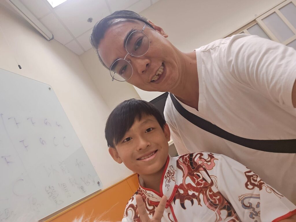 葉偉賢表面上，他是一位洪拳師傅，但真正與他交談後，你會發現，他的世界遠遠不止於拳腳之間。「我很喜歡自由。」他笑著說，語氣中帶著一種難以言喻的灑脫。他說他不喜歡吵雜，不喜歡被束縛的感覺，更不喜歡無謂的喧囂。「我可以隨時騎上電單車，想去哪就去哪，不用逼車、不用等車，這是我對生活的定義。」這樣的自由，並不是逃避，而是一種選擇。選擇怎樣過生活，選擇每天與什麼人事物相處，選擇每一年都為自己的人生添上一筆新的色彩。