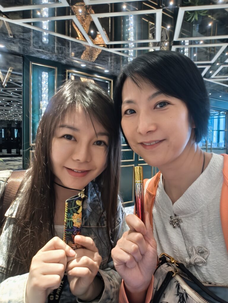 在這個螢光幕主導生活的時代,我們的眼睛每天承受著過量的資訊與刺激,但真正關心雙眼健康的人卻寥寥可數。陳玥汐,就是在這樣的背景下,踏上一條與「護眼」有關、卻遠不止護眼的旅程。