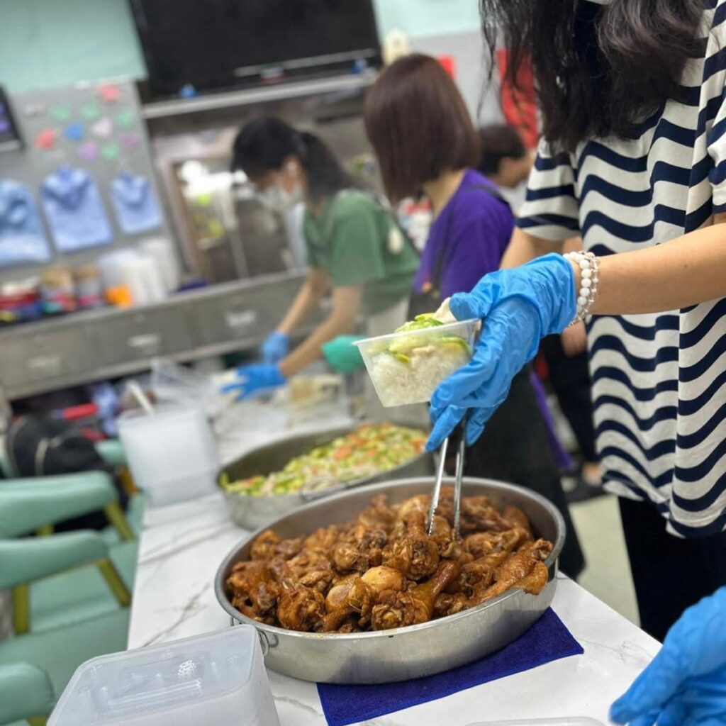在這個節奏快速、資訊萬變的城市裡,我們常常被生活的壓力推著走,忘記了什麼才是最值得珍惜的。然而,有這樣一群人,他們選擇停下腳步,走進社區,走近人心。陳玥汐,就是其中一位默默耕耘、用行動改變世界的義工。