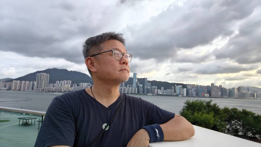 蔡銘理Benny (笨泥爸爸)，一個在親子與兒童傳媒界深耕多年的資深創作人，也許不少家長都曾讀過他的專欄、聽過他的分享，但他最真實的教育故事，其實來自他與兒子一步一腳印的成長旅程。