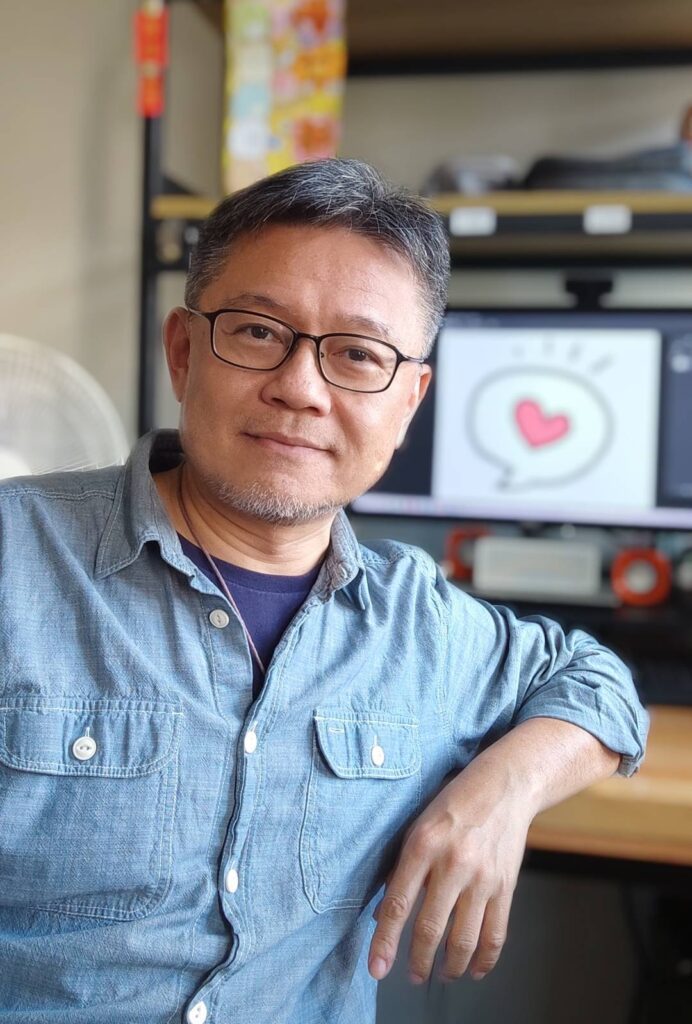 蔡銘理Benny (笨泥爸爸),是一位在兒童與親子媒體耕耘多年的創作人。他的作品不張揚,卻實實在在地走進了許多孩子與家庭的日常。從早年參與電視兒童節目編劇,到後來擔任多份親子刊物的主編,再到今天以自由創作人的身份走進校園、走進社區,他一直用創意與故事,陪伴成長、傳遞快樂。他說自己只是喜歡學習、喜歡和小朋友在一起,這份初心,從未離開過。