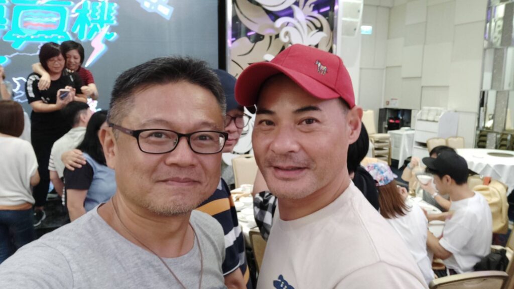 蔡銘理Benny (笨泥爸爸),是一位在兒童與親子媒體耕耘多年的創作人。他的作品不張揚,卻實實在在地走進了許多孩子與家庭的日常。從早年參與電視兒童節目編劇,到後來擔任多份親子刊物的主編,再到今天以自由創作人的身份走進校園、走進社區,他一直用創意與故事,陪伴成長、傳遞快樂。他說自己只是喜歡學習、喜歡和小朋友在一起,這份初心,從未離開過。