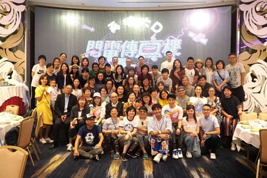 蔡銘理Benny (笨泥爸爸),是一位在兒童與親子媒體耕耘多年的創作人。他的作品不張揚,卻實實在在地走進了許多孩子與家庭的日常。從早年參與電視兒童節目編劇,到後來擔任多份親子刊物的主編,再到今天以自由創作人的身份走進校園、走進社區,他一直用創意與故事,陪伴成長、傳遞快樂。他說自己只是喜歡學習、喜歡和小朋友在一起,這份初心,從未離開過。