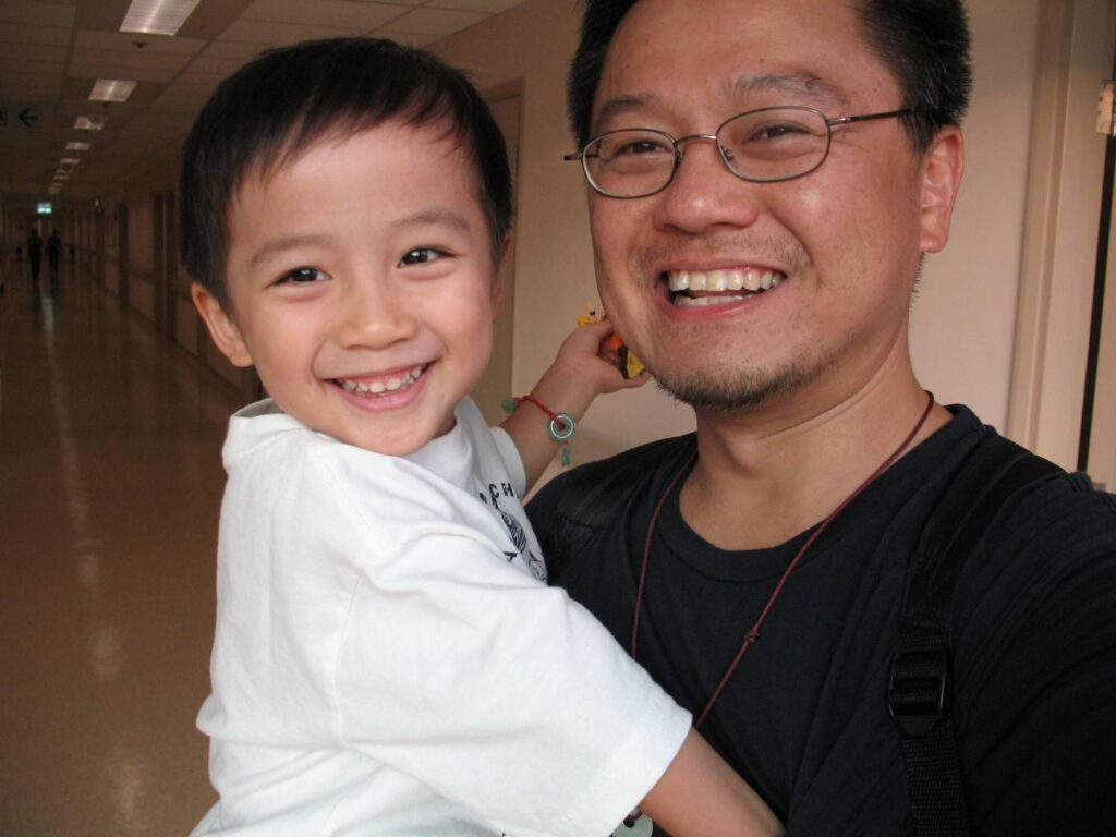 蔡銘理Benny (笨泥爸爸)，一個在親子與兒童傳媒界深耕多年的資深創作人，也許不少家長都曾讀過他的專欄、聽過他的分享，但他最真實的教育故事，其實來自他與兒子一步一腳印的成長旅程。