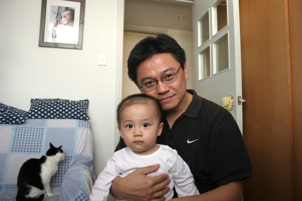 蔡銘理Benny (笨泥爸爸),是一位在兒童與親子媒體耕耘多年的創作人。他的作品不張揚,卻實實在在地走進了許多孩子與家庭的日常。從早年參與電視兒童節目編劇,到後來擔任多份親子刊物的主編,再到今天以自由創作人的身份走進校園、走進社區,他一直用創意與故事,陪伴成長、傳遞快樂。他說自己只是喜歡學習、喜歡和小朋友在一起,這份初心,從未離開過。