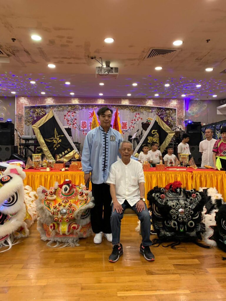 「我選師傅，他也選我。」這句話，葉偉賢師傅說得淡然，卻道出他對學習武術的深刻態度。作為一位洪拳師傅，他不僅在武術世界中累積多年經驗，更以一種開放與謙遜的心，持續在求學與教學之路上前行。