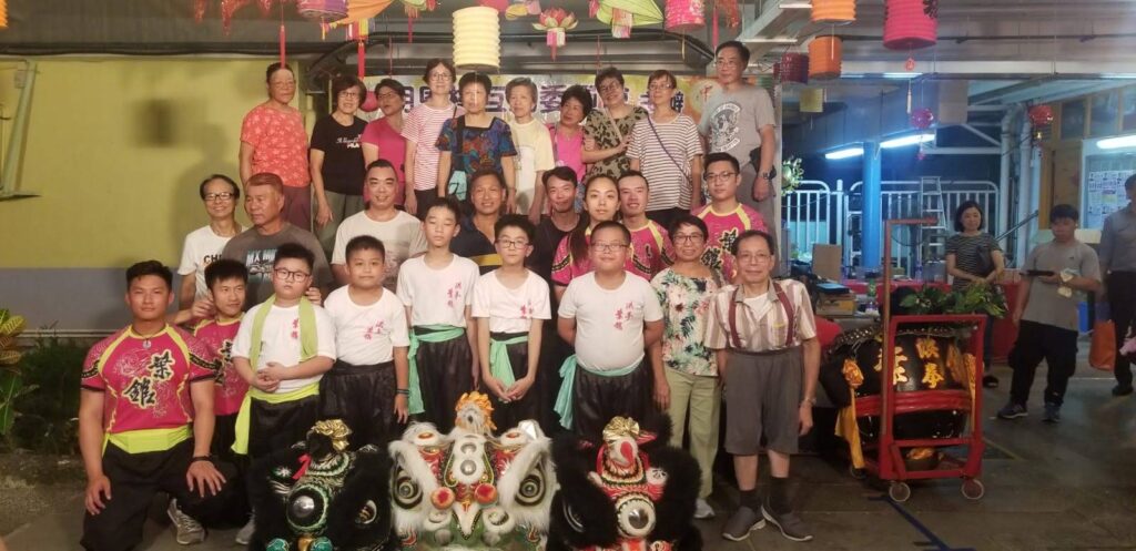 「我選師傅，他也選我。」這句話，葉偉賢師傅說得淡然，卻道出他對學習武術的深刻態度。作為一位洪拳師傅，他不僅在武術世界中累積多年經驗，更以一種開放與謙遜的心，持續在求學與教學之路上前行。