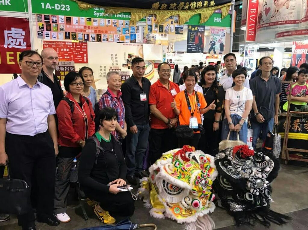在香港這座快節奏的城市裡,有一位武術師傅默默堅守著一門傳統、一道信念、一份初心。他是洪拳師傅葉偉賢,一位對中國功夫有深刻體會並身體力行的實踐者與傳承者。他不單是一位老師,更是一位不斷學習的學生;他的教學路上,不只是拳腳交鋒,更是思辨與反思的交集。