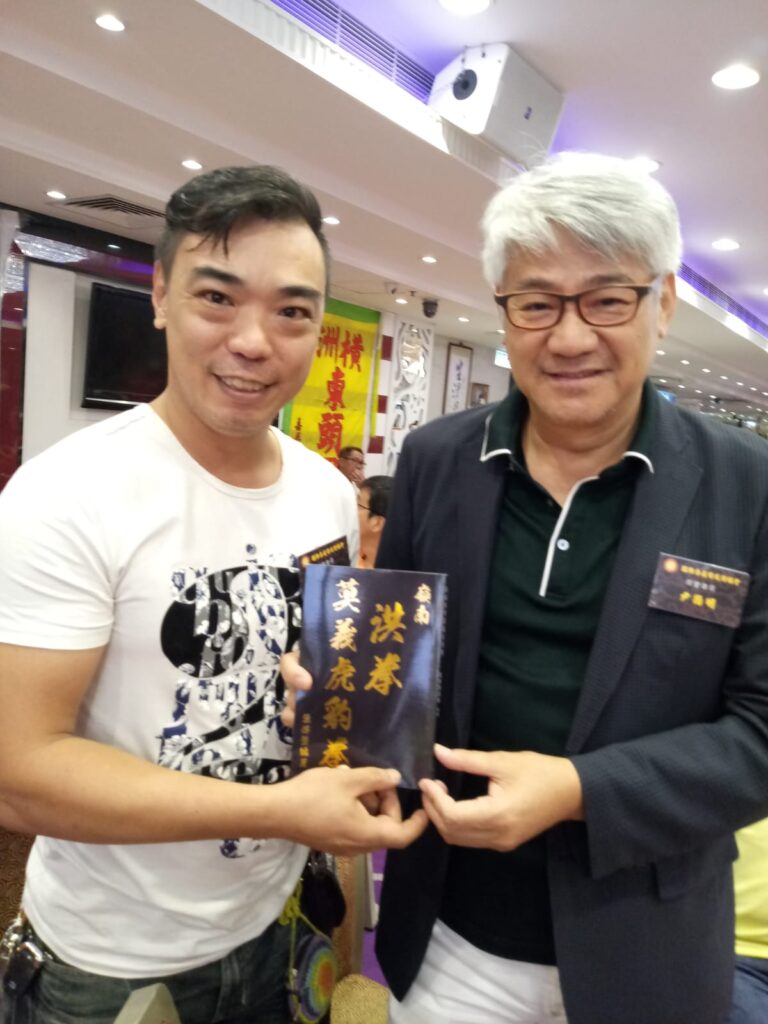 「我選師傅，他也選我。」這句話，葉偉賢師傅說得淡然，卻道出他對學習武術的深刻態度。作為一位洪拳師傅，他不僅在武術世界中累積多年經驗，更以一種開放與謙遜的心，持續在求學與教學之路上前行。