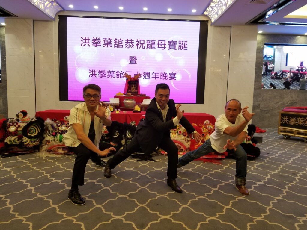 葉偉賢師傅的功夫之路,是從家中開始的。他的父親是一位武術師傅,家裡就是武館,功夫自然成為生活的一部分。從小耳濡目染,他六歲開始正式學習,一練就是幾十年。對他來說,功夫不只是拳腳功夫,更是一種文化的承傳與人生的修煉。