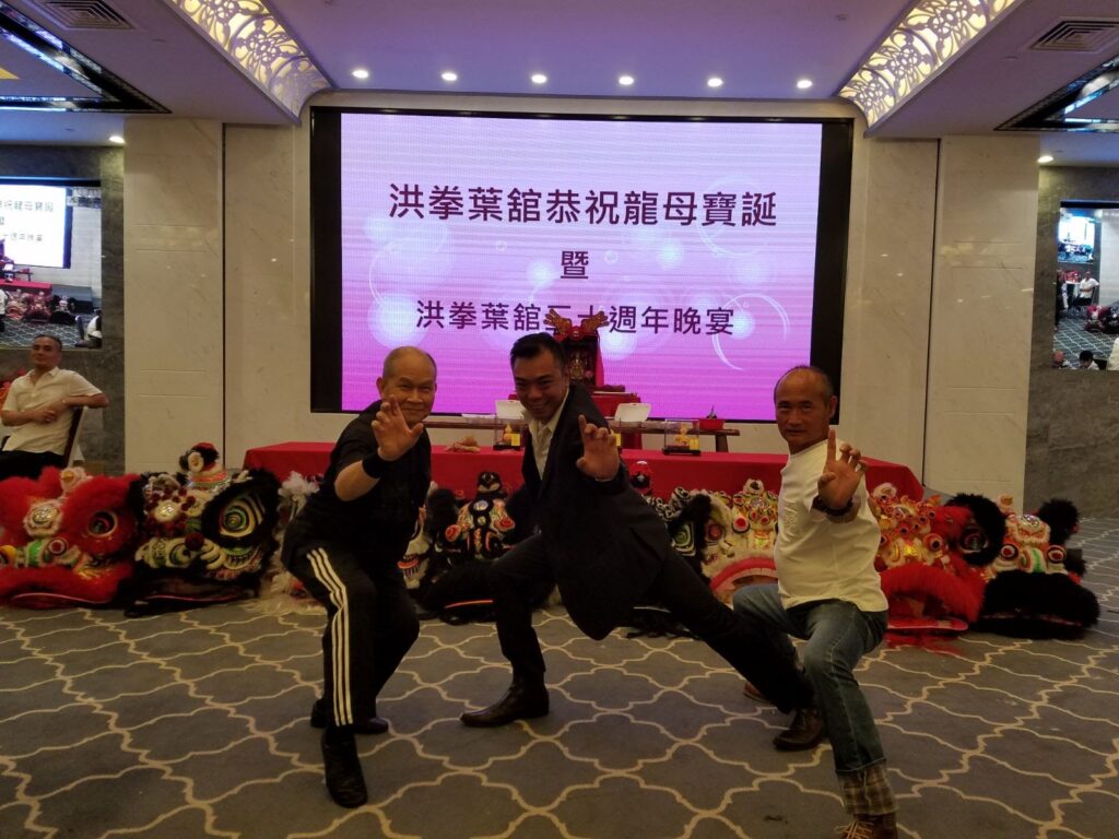 葉偉賢師傅的功夫之路,是從家中開始的。他的父親是一位武術師傅,家裡就是武館,功夫自然成為生活的一部分。從小耳濡目染,他六歲開始正式學習,一練就是幾十年。對他來說,功夫不只是拳腳功夫,更是一種文化的承傳與人生的修煉。