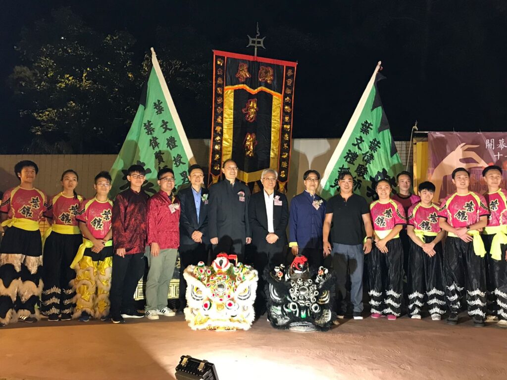 葉偉賢師傅的功夫之路,是從家中開始的。他的父親是一位武術師傅,家裡就是武館,功夫自然成為生活的一部分。從小耳濡目染,他六歲開始正式學習,一練就是幾十年。對他來說,功夫不只是拳腳功夫,更是一種文化的承傳與人生的修煉。