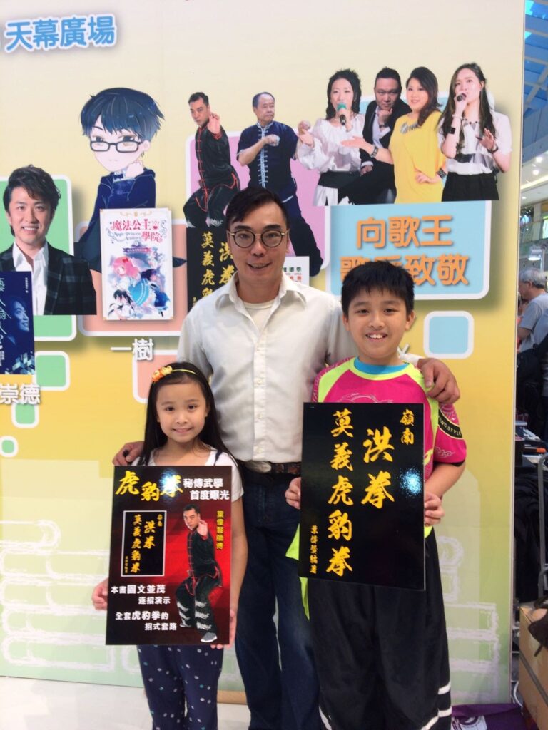 「我選師傅，他也選我。」這句話，葉偉賢師傅說得淡然，卻道出他對學習武術的深刻態度。作為一位洪拳師傅，他不僅在武術世界中累積多年經驗，更以一種開放與謙遜的心，持續在求學與教學之路上前行。