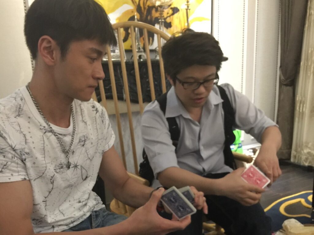 在這個急功近利的時代,仍有人用十年磨一劍,堅持信念、走出屬於自己的路。歐錦豪先生(人稱三Sir)就是其中之一。他的故事,沒有華麗的語言,沒有宏大的口號,卻在每一個選擇、每一次轉變中,流露出一份真誠與執著。