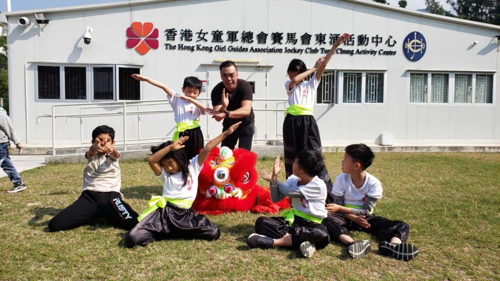 葉偉賢表面上，他是一位洪拳師傅，但真正與他交談後，你會發現，他的世界遠遠不止於拳腳之間。「我很喜歡自由。」他笑著說，語氣中帶著一種難以言喻的灑脫。他說他不喜歡吵雜，不喜歡被束縛的感覺，更不喜歡無謂的喧囂。「我可以隨時騎上電單車，想去哪就去哪，不用逼車、不用等車，這是我對生活的定義。」這樣的自由，並不是逃避，而是一種選擇。選擇怎樣過生活，選擇每天與什麼人事物相處，選擇每一年都為自己的人生添上一筆新的色彩。