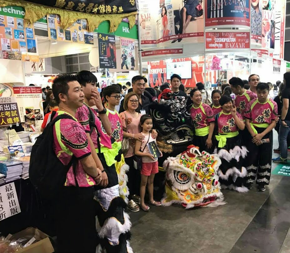 葉偉賢師傅的功夫之路,是從家中開始的。他的父親是一位武術師傅,家裡就是武館,功夫自然成為生活的一部分。從小耳濡目染,他六歲開始正式學習,一練就是幾十年。對他來說,功夫不只是拳腳功夫,更是一種文化的承傳與人生的修煉。