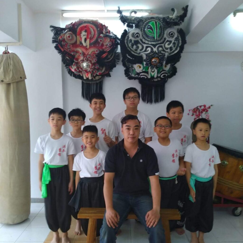 在香港這座快節奏的城市裡,有一位武術師傅默默堅守著一門傳統、一道信念、一份初心。他是洪拳師傅葉偉賢,一位對中國功夫有深刻體會並身體力行的實踐者與傳承者。他不單是一位老師,更是一位不斷學習的學生;他的教學路上,不只是拳腳交鋒,更是思辨與反思的交集。