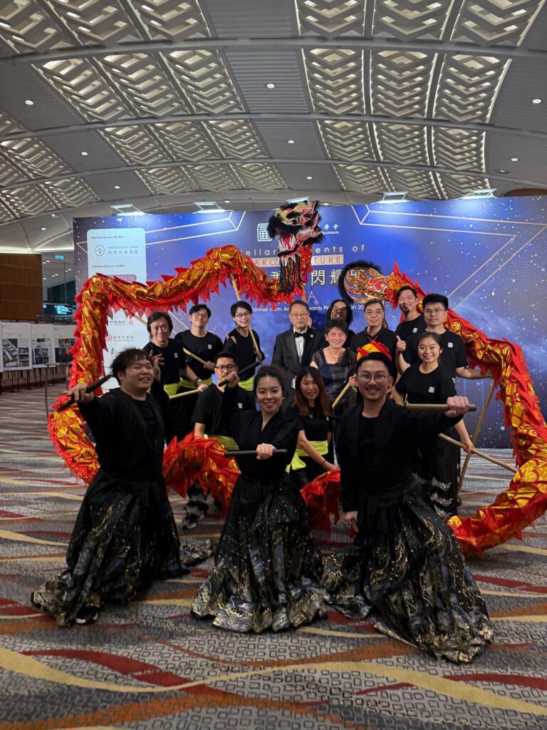 在香港這座快節奏的城市裡,有一位武術師傅默默堅守著一門傳統、一道信念、一份初心。他是洪拳師傅葉偉賢,一位對中國功夫有深刻體會並身體力行的實踐者與傳承者。他不單是一位老師,更是一位不斷學習的學生;他的教學路上,不只是拳腳交鋒,更是思辨與反思的交集。