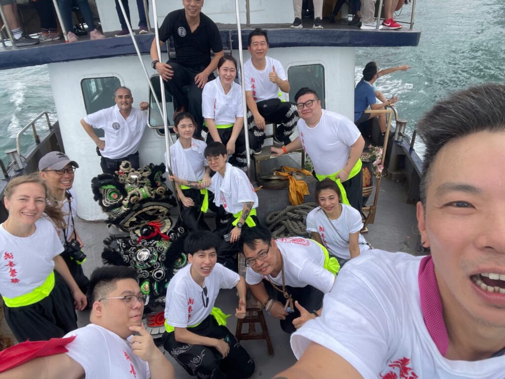 在香港這座快節奏的城市裡,有一位武術師傅默默堅守著一門傳統、一道信念、一份初心。他是洪拳師傅葉偉賢,一位對中國功夫有深刻體會並身體力行的實踐者與傳承者。他不單是一位老師,更是一位不斷學習的學生;他的教學路上,不只是拳腳交鋒,更是思辨與反思的交集。