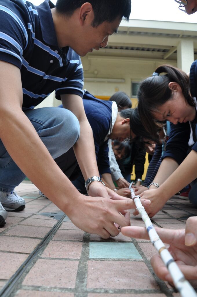 「我想開一間職業學校,不只是教技能,而是教人怎樣做人。」這句話從霍耀明(Ben爸)說出來。作為生命領航協會的創辦人,多年來他走過無數社區、青少年機構與教育現場,看過太多人「有知識,卻無心」。這句話或許聽來沉重,但他並非批評,只是誠實地指出我們社會現正面對的一個教育困境。