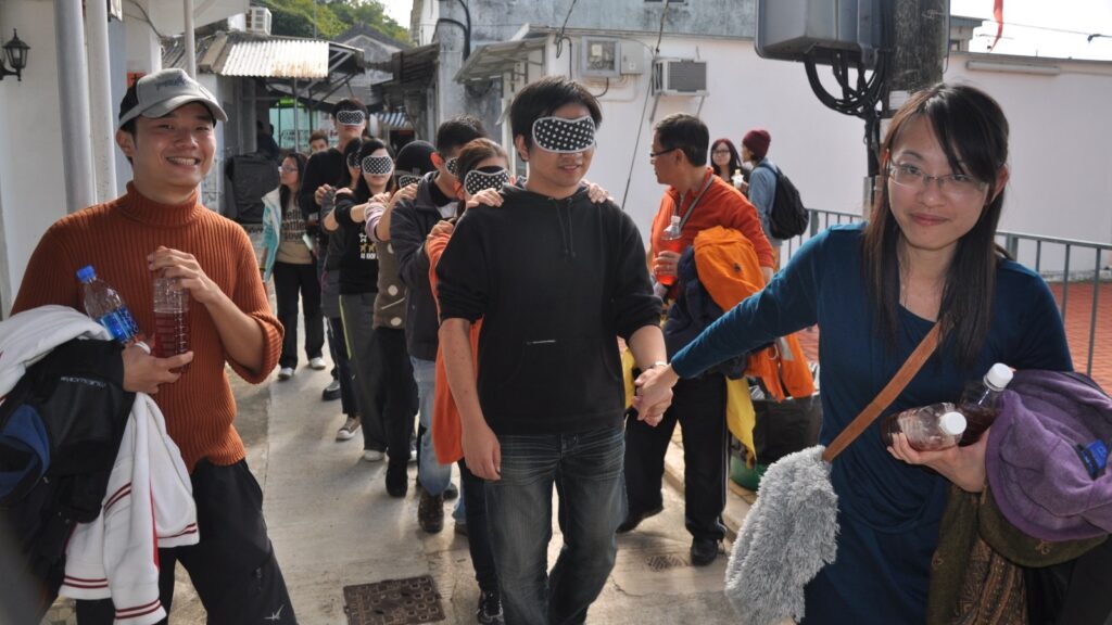 在這個資訊爆炸、觀念多元的時代,我們常聽見一句話:「不好意思。」但究竟什麼是「不好意思」?當它成為一種不負責任的藉口時,是否也在默默消磨我們與人之間的連結與信任?與生命領航協會創辦人霍耀明 (Ben爸) 坐下來,聊起他在生命教育路上的親身經歷。他沒有用高深的理論說教,而是分享了一個真實而簡單的故事。
