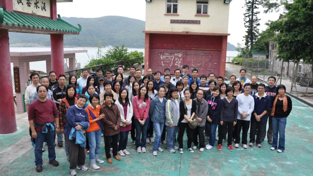 「我想開一間職業學校,不只是教技能,而是教人怎樣做人。」這句話從霍耀明(Ben爸)說出來。作為生命領航協會的創辦人,多年來他走過無數社區、青少年機構與教育現場,看過太多人「有知識,卻無心」。這句話或許聽來沉重,但他並非批評,只是誠實地指出我們社會現正面對的一個教育困境。