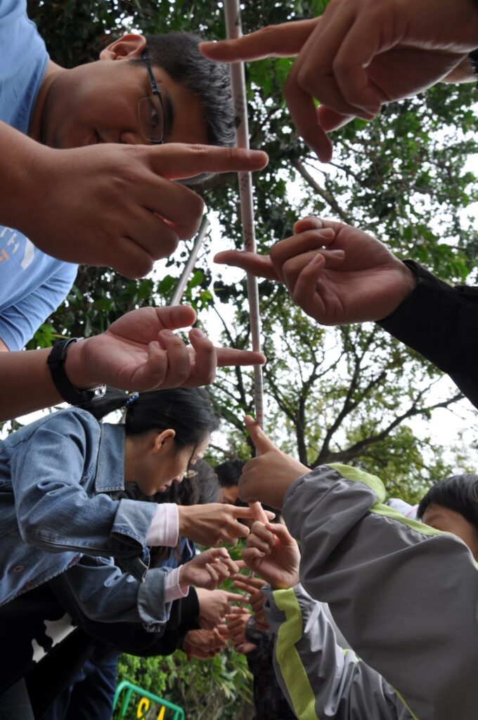 「我想開一間職業學校,不只是教技能,而是教人怎樣做人。」這句話從霍耀明(Ben爸)說出來。作為生命領航協會的創辦人,多年來他走過無數社區、青少年機構與教育現場,看過太多人「有知識,卻無心」。這句話或許聽來沉重,但他並非批評,只是誠實地指出我們社會現正面對的一個教育困境。