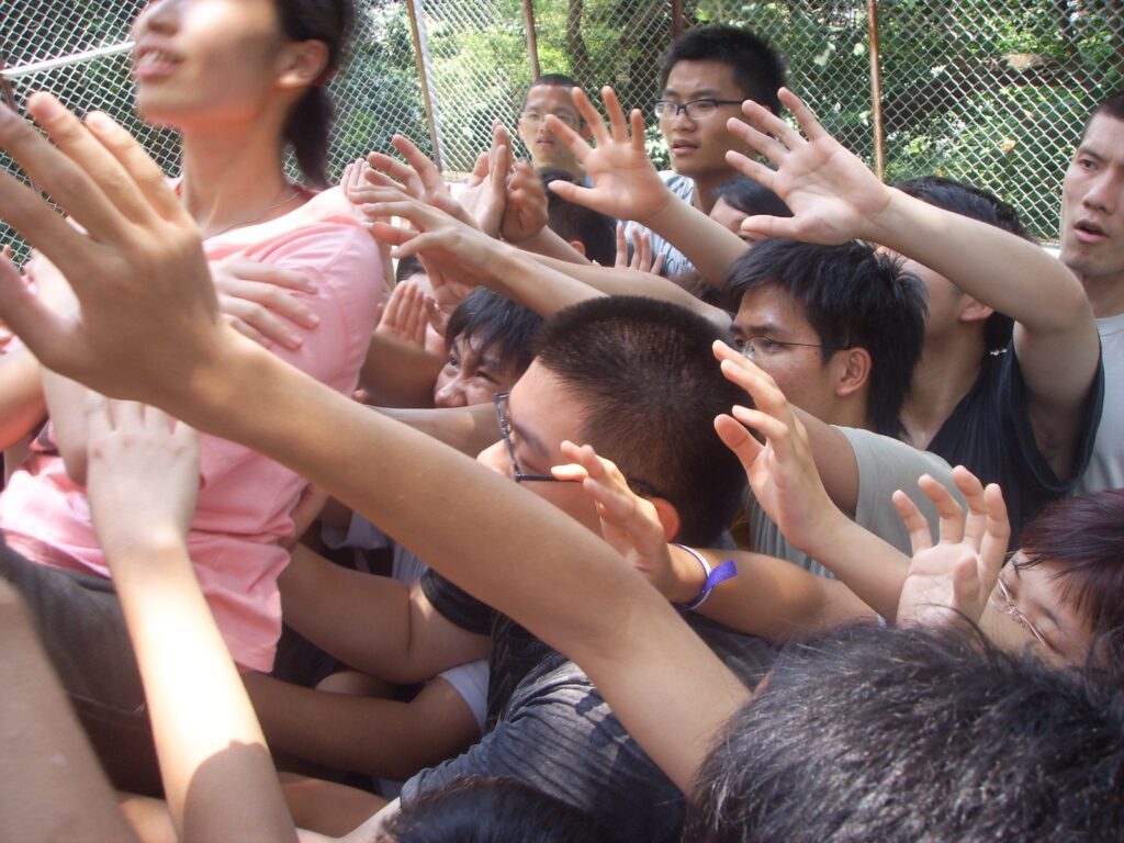 「我想開一間職業學校,不只是教技能,而是教人怎樣做人。」這句話從霍耀明(Ben爸)說出來。作為生命領航協會的創辦人,多年來他走過無數社區、青少年機構與教育現場,看過太多人「有知識,卻無心」。這句話或許聽來沉重,但他並非批評,只是誠實地指出我們社會現正面對的一個教育困境。