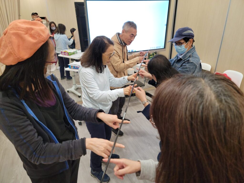 「我想開一間職業學校,不只是教技能,而是教人怎樣做人。」這句話從霍耀明(Ben爸)說出來。作為生命領航協會的創辦人,多年來他走過無數社區、青少年機構與教育現場,看過太多人「有知識,卻無心」。這句話或許聽來沉重,但他並非批評,只是誠實地指出我們社會現正面對的一個教育困境。