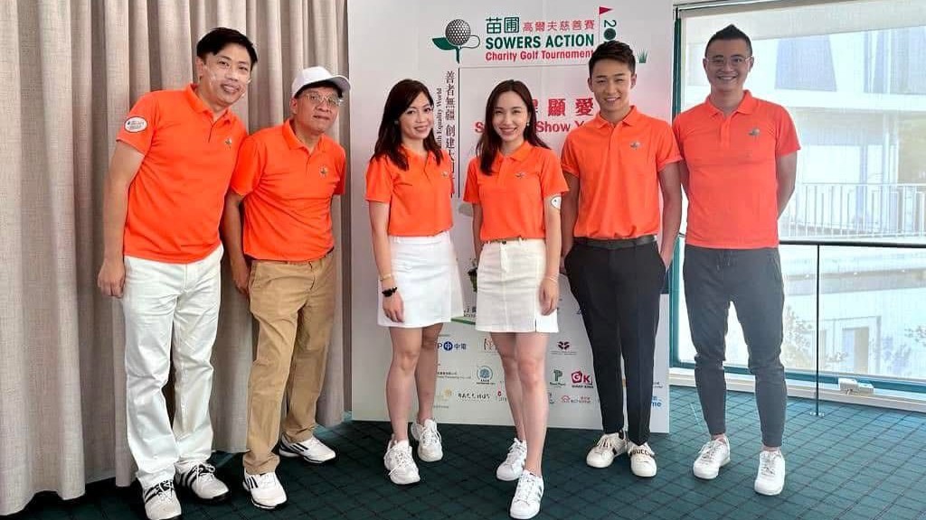 她是職場上穩步前行的專業女性，也是一位母親，在生活與工作之間找尋平衡。然而，一場全球性的疫情，改變了她的節奏，也改變了她看待人生的方式。從一段幾乎將她推入情緒崩潰邊緣的日子，到重新出發，走進社區、走近人群，苗圃行動青年委員會總監——譚慧妍（Fiona）用行動詮釋了什麼是「把力量帶到人群之中」。她不是高調的公益人物，而是一個選擇用溫柔堅定的方式，讓改變悄悄發生的人。她的故事，關於堅持與掙扎，也關於轉化與重建；關於青年與社區，也關於一位女性，如何在人生谷底找到新的方向。