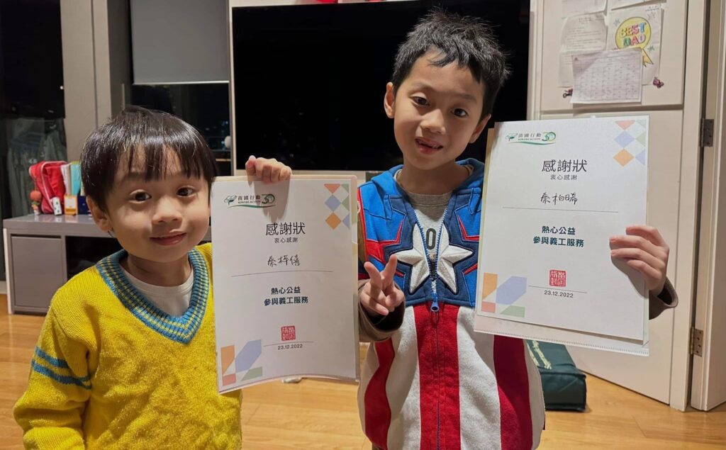 她是職場上穩步前行的專業女性，也是一位母親，在生活與工作之間找尋平衡。然而，一場全球性的疫情，改變了她的節奏，也改變了她看待人生的方式。從一段幾乎將她推入情緒崩潰邊緣的日子，到重新出發，走進社區、走近人群，苗圃行動青年委員會總監——譚慧妍（Fiona）用行動詮釋了什麼是「把力量帶到人群之中」。她不是高調的公益人物，而是一個選擇用溫柔堅定的方式，讓改變悄悄發生的人。她的故事，關於堅持與掙扎，也關於轉化與重建；關於青年與社區，也關於一位女性，如何在人生谷底找到新的方向。