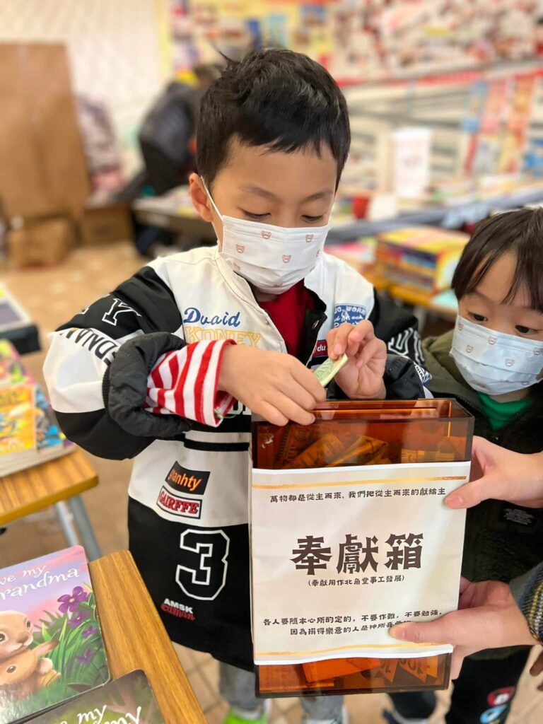 她是職場上穩步前行的專業女性，也是一位母親，在生活與工作之間找尋平衡。然而，一場全球性的疫情，改變了她的節奏，也改變了她看待人生的方式。從一段幾乎將她推入情緒崩潰邊緣的日子，到重新出發，走進社區、走近人群，苗圃行動青年委員會總監——譚慧妍（Fiona）用行動詮釋了什麼是「把力量帶到人群之中」。她不是高調的公益人物，而是一個選擇用溫柔堅定的方式，讓改變悄悄發生的人。她的故事，關於堅持與掙扎，也關於轉化與重建；關於青年與社區，也關於一位女性，如何在人生谷底找到新的方向。