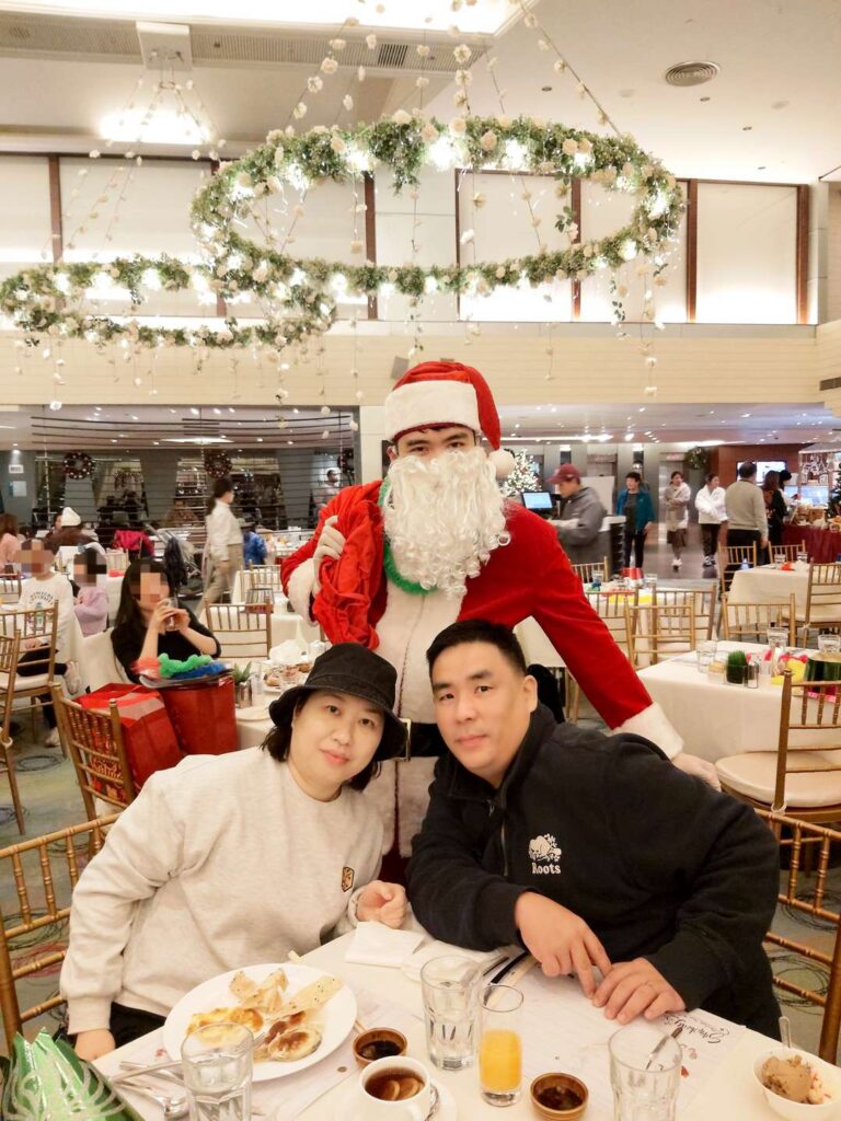 在沖繩的一個寧靜小鎮,我們遇見了郭敬斌(Eiffel)與伍敏儀(Connie)一家。他們來自香港,幾年前毅然決定舉家搬到日本,展開一段截然不同的生活旅程。這不是一次倉促的決定,而是一場深思熟慮的轉變——他們選擇了一種更貼近人本、更注重內在價值的生活方式。
