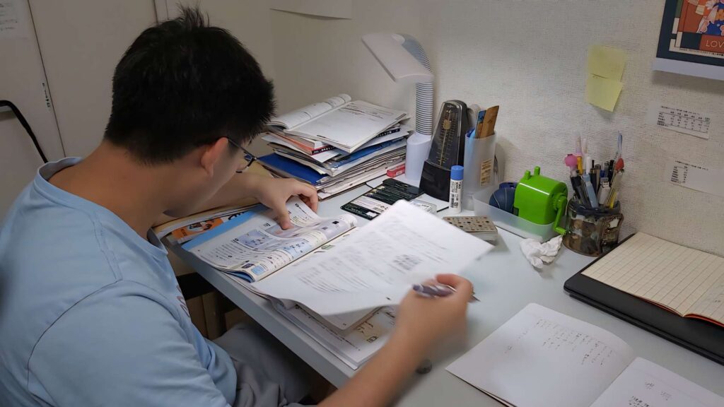 在沖繩的陽光下,郭敬斌(Eiffel)與伍敏儀(Connie)一家,過著與香港截然不同的生活。他們的選擇,不是逃避,而是一種回歸:回歸呼吸、回歸節奏,也回歸初心。