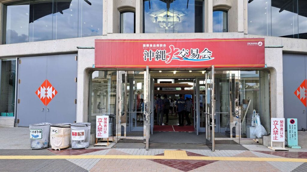 在沖繩的陽光下,郭敬斌(Eiffel)與伍敏儀(Connie)一家,過著與香港截然不同的生活。他們的選擇,不是逃避,而是一種回歸:回歸呼吸、回歸節奏,也回歸初心。