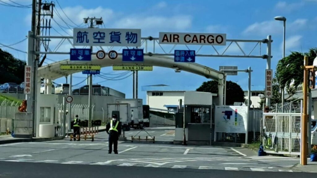 在沖繩的陽光下,郭敬斌(Eiffel)與伍敏儀(Connie)一家,過著與香港截然不同的生活。他們的選擇,不是逃避,而是一種回歸:回歸呼吸、回歸節奏,也回歸初心。