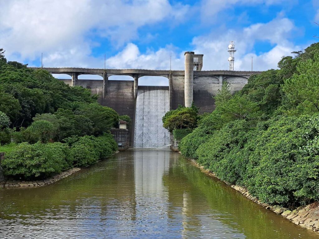 在沖繩的一個寧靜小鎮,我們遇見了郭敬斌(Eiffel)與伍敏儀(Connie)一家。他們來自香港,幾年前毅然決定舉家搬到日本,展開一段截然不同的生活旅程。這不是一次倉促的決定,而是一場深思熟慮的轉變——他們選擇了一種更貼近人本、更注重內在價值的生活方式。