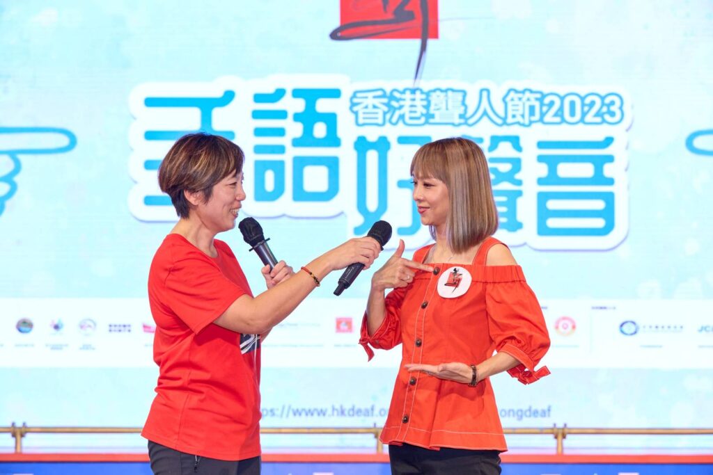 在一次看似平凡的社區飯局上，聾人節委員會主席馮綺雲Antonia意外被一群笑聲不斷的聽障人士深深觸動。那場沒有聲音卻充滿溫度的相遇，成為她走進聽障人士世界的契機。從學習手語、舉辦藝術活動，到推動共融平台，她用行動回應一個簡單卻充滿力量的信念：每個人都值得被理解與看見。