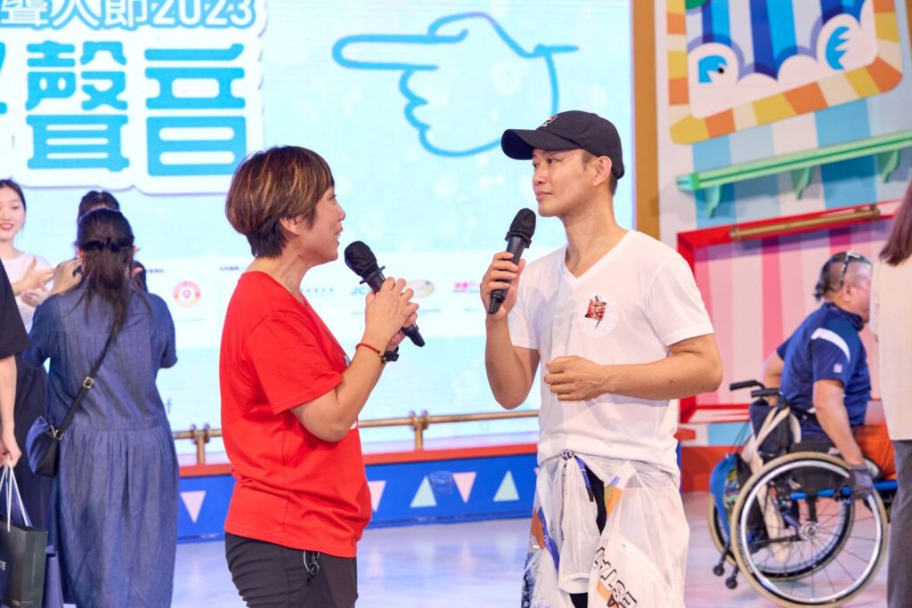 在一次看似平凡的社區飯局上，聾人節委員會主席馮綺雲Antonia意外被一群笑聲不斷的聽障人士深深觸動。那場沒有聲音卻充滿溫度的相遇，成為她走進聽障人士世界的契機。從學習手語、舉辦藝術活動，到推動共融平台，她用行動回應一個簡單卻充滿力量的信念：每個人都值得被理解與看見。