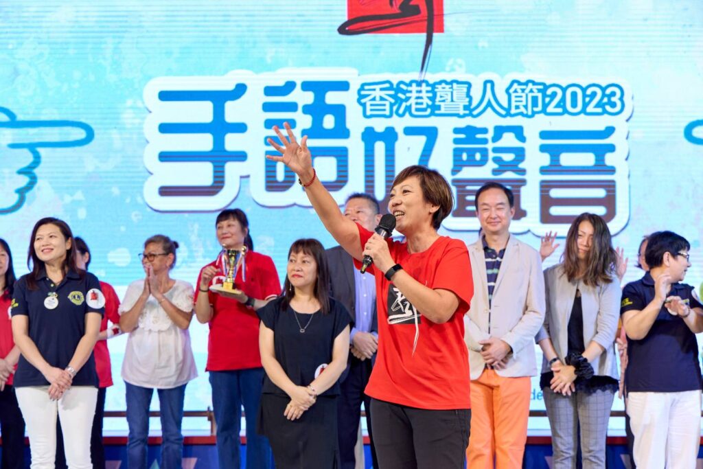 在一次看似平凡的社區飯局上，聾人節委員會主席馮綺雲Antonia意外被一群笑聲不斷的聽障人士深深觸動。那場沒有聲音卻充滿溫度的相遇，成為她走進聽障人士世界的契機。從學習手語、舉辦藝術活動，到推動共融平台，她用行動回應一個簡單卻充滿力量的信念：每個人都值得被理解與看見。