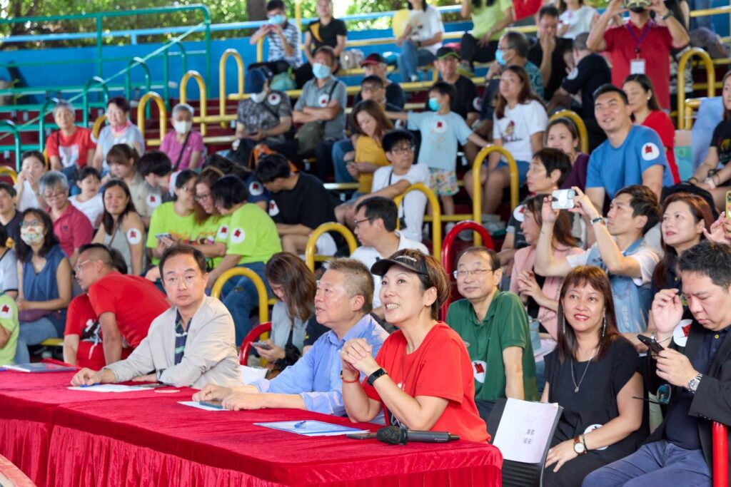 不是只有聖誕節、情人節才值得慶祝,對聾人節委員會主席馮綺雲Antonia來說,「聾人節」是一場屬於聽障人士群體的盛典,更是一場推動理解與共融的行動。從最初在中心裡跳舞,到後來走進商場、海洋公園,這不僅是一場活動的轉變,更是一場關於尊重與認識的社會教育。她相信,讓聽障人士「被看見」,不只是一日慶典,而是日常中持續發生的改變。