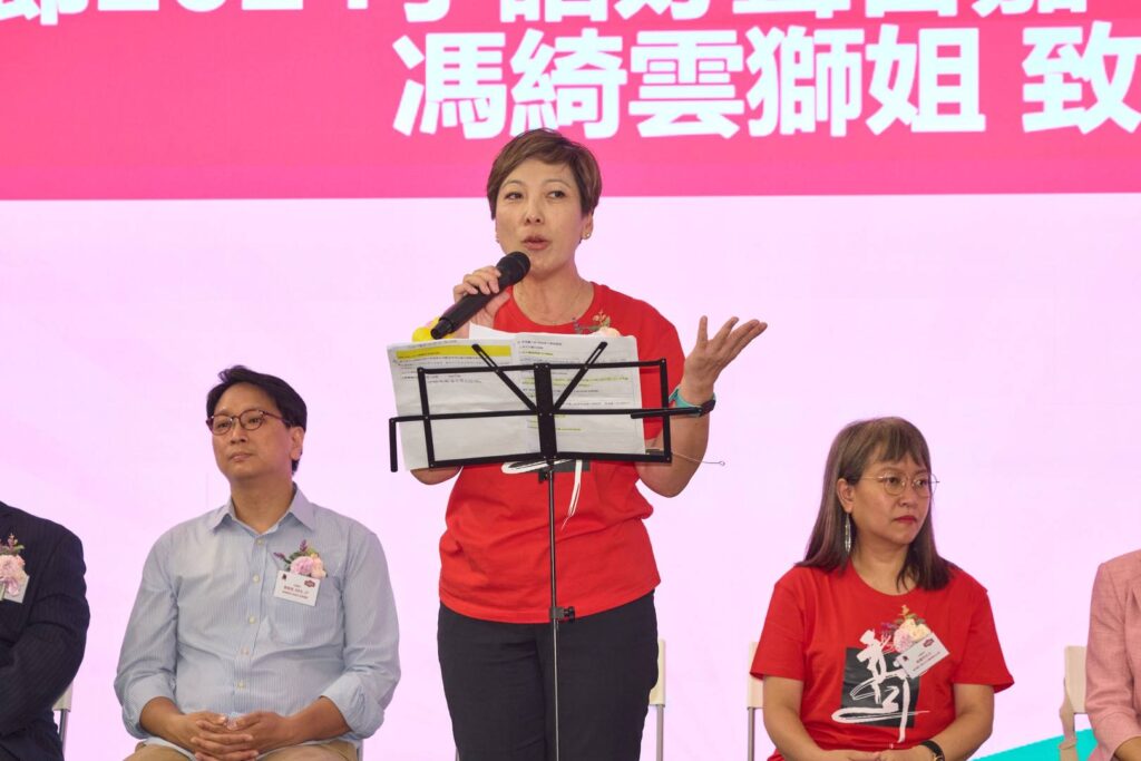 不是只有聖誕節、情人節才值得慶祝,對聾人節委員會主席馮綺雲Antonia來說,「聾人節」是一場屬於聽障人士群體的盛典,更是一場推動理解與共融的行動。從最初在中心裡跳舞,到後來走進商場、海洋公園,這不僅是一場活動的轉變,更是一場關於尊重與認識的社會教育。她相信,讓聽障人士「被看見」,不只是一日慶典,而是日常中持續發生的改變。