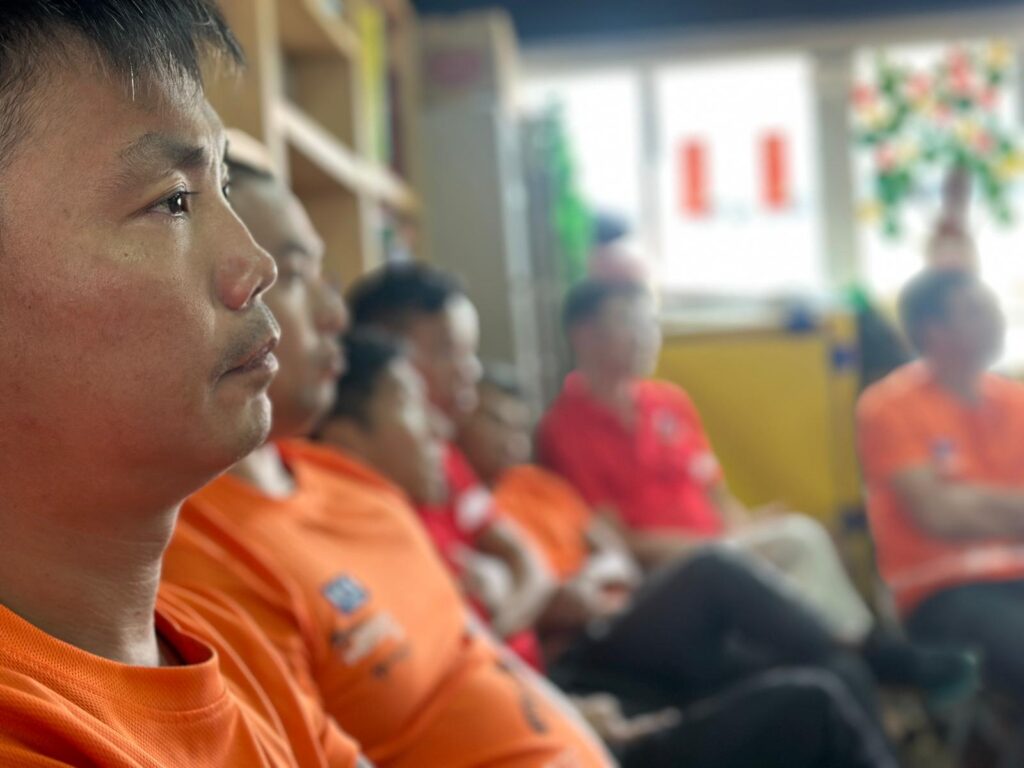 對一些人來說,「重啟」是一個遙不可及的夢;但對鄭偉軒Anson和他的團隊來說,這是一個可以實現的行動。2025年9月,一項名為《重啟生命的計劃》正式展開,這不僅是一個為期兩年的訓練項目,更是一場關於希望、改變與共融的生命旅程。由基督教新生協會與香港守望者服務團合辦,計劃邀請來自不同背景的人,包括完成戒毒的弟兄,透過紀律訓練、社區服務與同行支持,重新找回人生的方向與尊嚴。這不是一場單純的復康計劃,而是一個讓人從「被看見」走向「能守望」的真實故事。