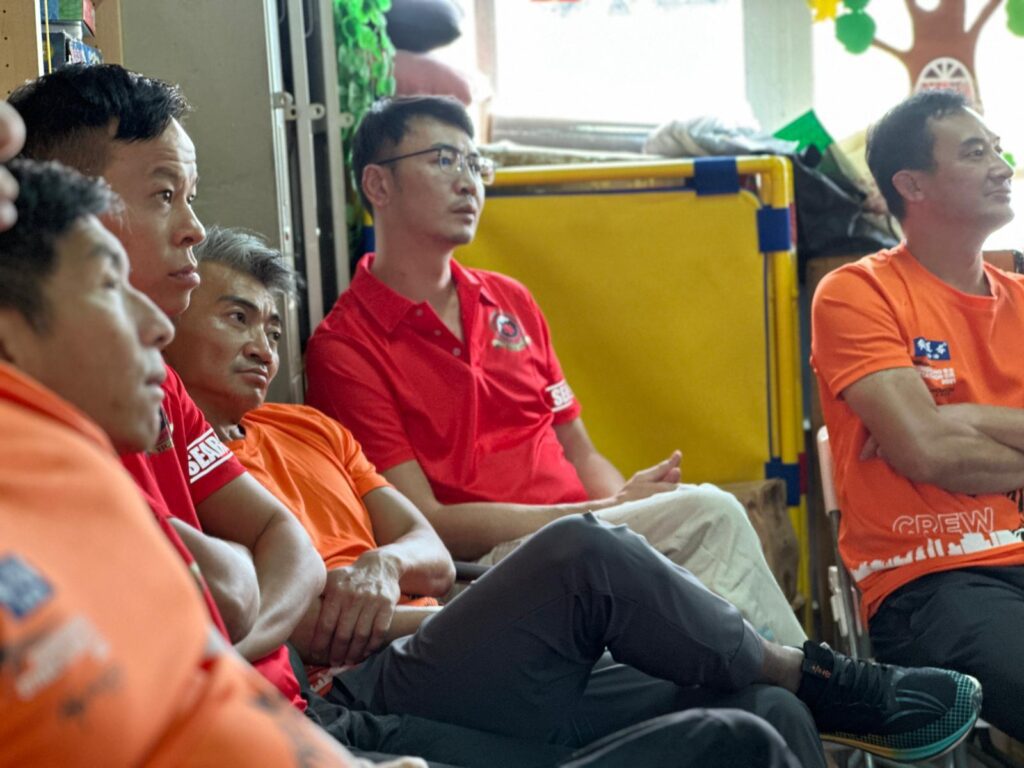對一些人來說,「重啟」是一個遙不可及的夢;但對鄭偉軒Anson和他的團隊來說,這是一個可以實現的行動。2025年9月,一項名為《重啟生命的計劃》正式展開,這不僅是一個為期兩年的訓練項目,更是一場關於希望、改變與共融的生命旅程。由基督教新生協會與香港守望者服務團合辦,計劃邀請來自不同背景的人,包括完成戒毒的弟兄,透過紀律訓練、社區服務與同行支持,重新找回人生的方向與尊嚴。這不是一場單純的復康計劃,而是一個讓人從「被看見」走向「能守望」的真實故事。