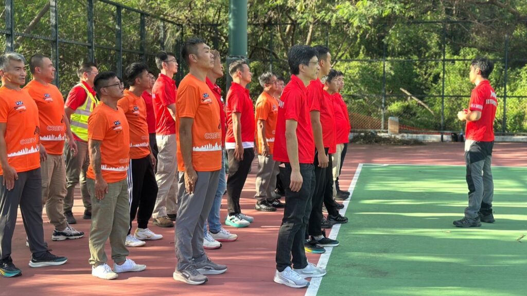 對一些人來說，「重啟」是一個遙不可及的夢；但對鄭偉軒Anson和他的團隊來說，這是一個可以實現的行動。2025年9月，一項名為《重啟生命的計劃》正式展開，這不僅是一個為期兩年的訓練項目，更是一場關於希望、改變與共融的生命旅程。由基督教新生會與香港守望者服務團合辦，計劃邀請來自不同背景的人，包括完成戒毒的弟兄，透過紀律訓練、社區服務與同行支持，重新找回人生的方向與尊嚴。這不是一場單純的復康計劃，而是一個讓人從「被看見」走向「能守望」的真實故事。