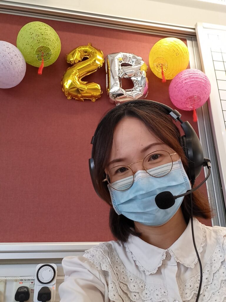 在香港教育體制日益緊張的環境下，有一位媽媽兼小學老師選擇了不一樣的路。Hannah，這位教學經驗超過二十年的資深老師，不僅在課堂內啟發學生，更在家庭中陪伴兩個孩子成長。她的故事，是一段關於信念、堅持與愛的旅程。